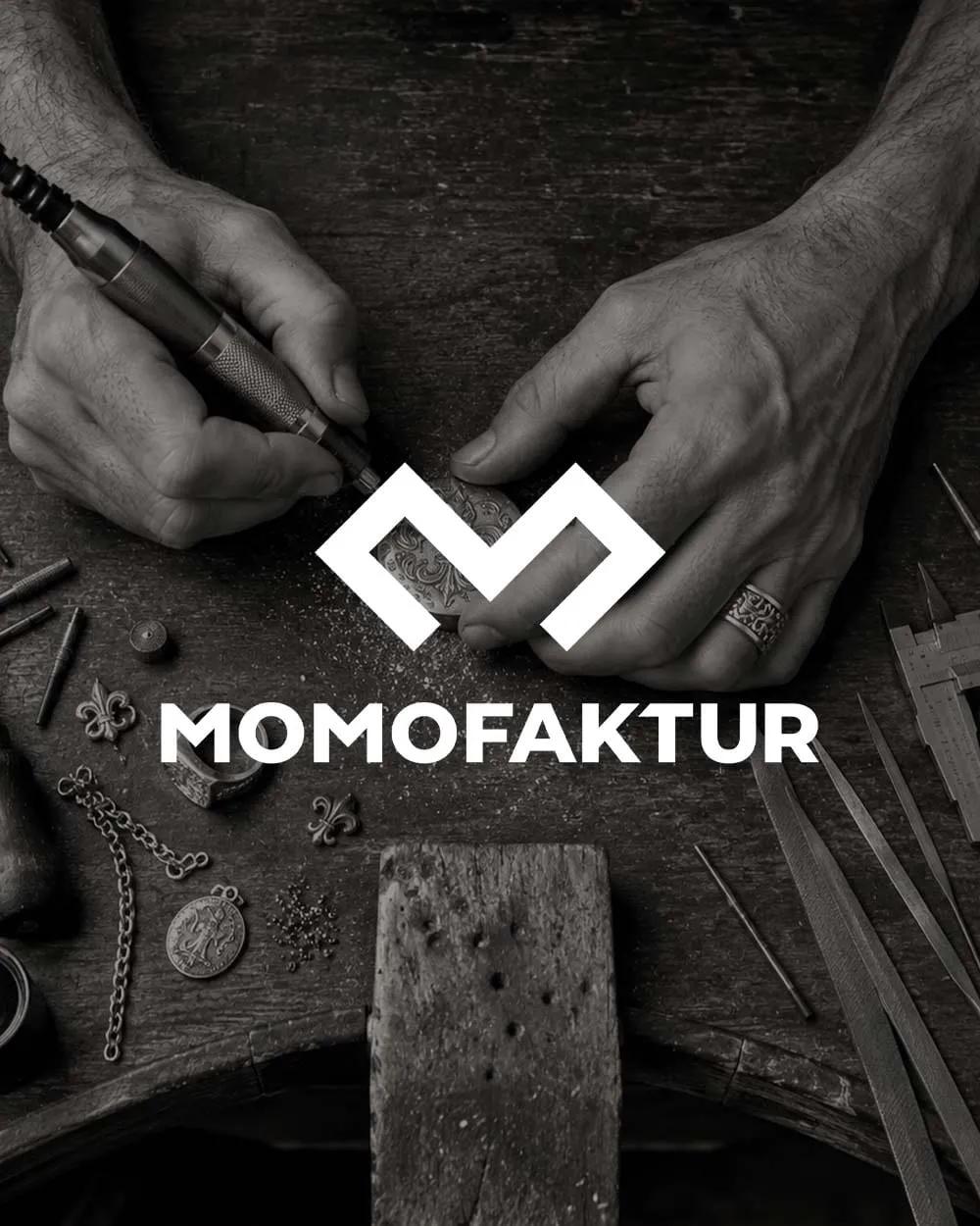 Logo Momofaktur, décliné sur fond clair.