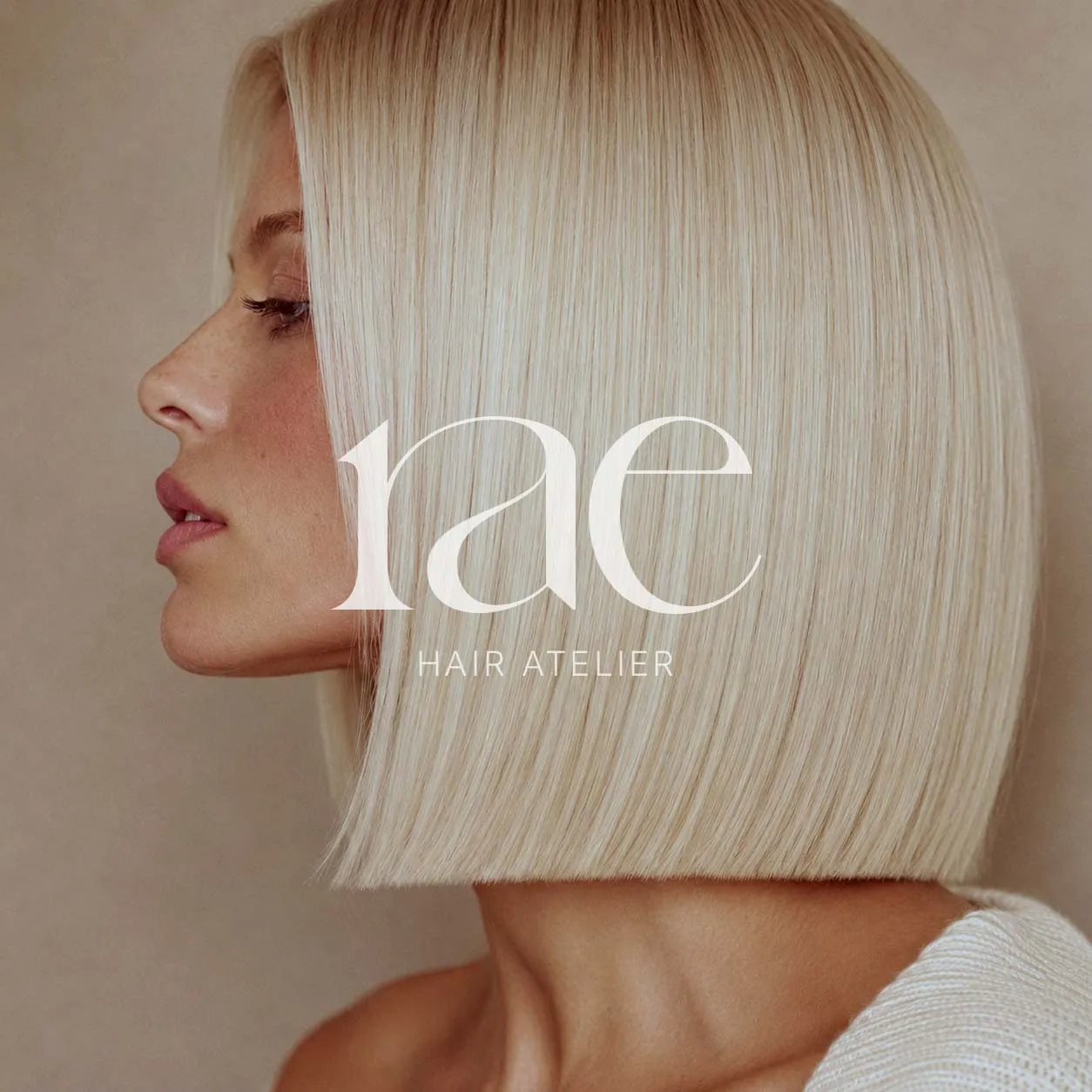 Logo « rae hair atelier » posé sur un portrait au carré blond lumineux.