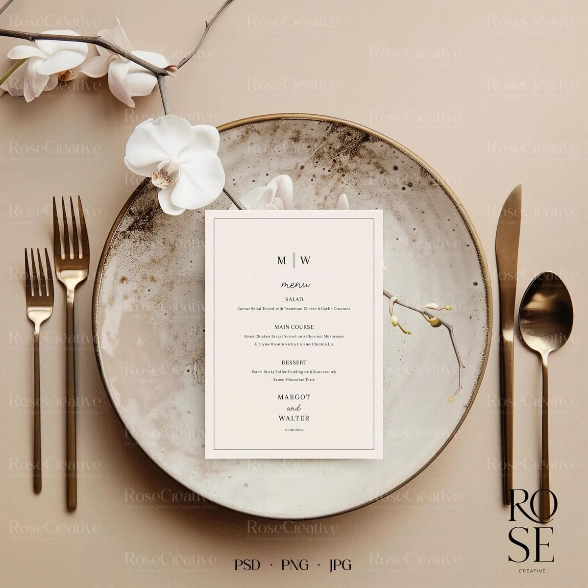 Mockup Rose Creative Atelier : carte menu de mariage posée sur une assiette dressée, couverts dorés et orchidées blanches.